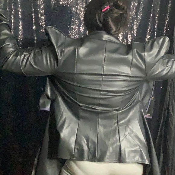 Perfect little ringmaster number - Picture 5 of 8